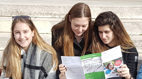 Futurs estudiants universitaris s'informen dels graus que ofereix la UAB