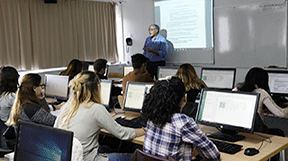 Classe d'informàtica de l'Escola Universitària de Turisme i Direcció Hotelera de la UAB