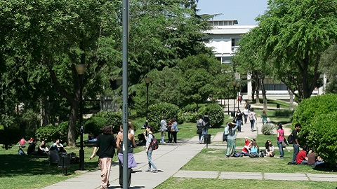 Estudiants passejant al Campus de la UAB