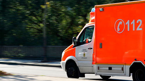 Ambulància i serveis d'emergències trucant al 112