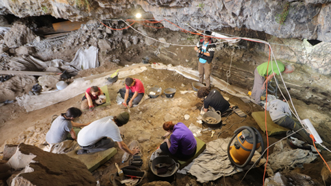 Arqueòlegs treballen en la campanya d'enguany de la Cova de Coro Trasito