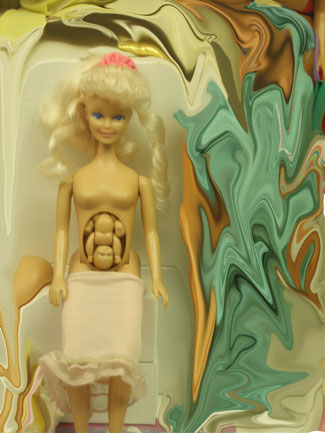 Detall de nina Barbie embarassada