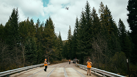 Dos treballadors a la carretera emprant un dron