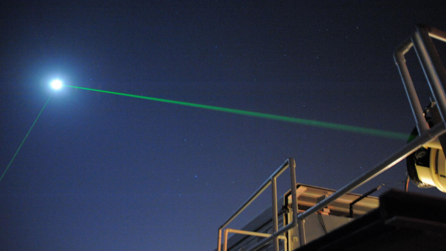 Lasers apuntant a la Lluna