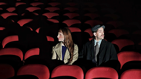 Imatge de dues persones al cine