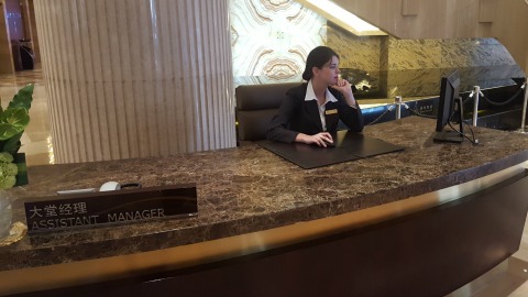 Paula Calzado, durant les seves pràctiques a l'Hotel Wyndham Grand Plaza Royale Hangzhou
