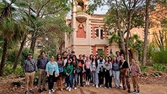 Els alumnes i els professors davant de l'edifici del Museu d'Art de Cerdanyola