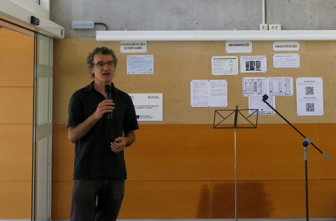 El professor Ramon Farrés amb el seu poema 'Traduir' darrere