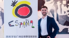 L'exalumne Samuel Rodriguez posa davant del rollup amb el logo de Turismo de España 