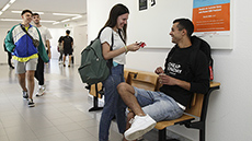 Estudiants conversant en un passadís del centre