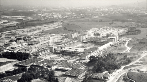 Vista aérea del campus en construcción, en 1971