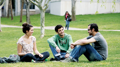 Imatge estudiants al campus