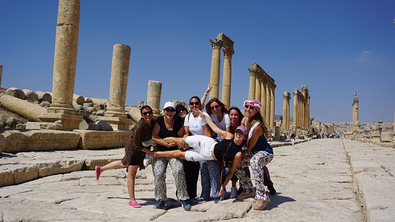 Primer proyecto de "Conelculoalaire" de Paula C. Soto, en Jordania, guiando a un grupo de mujeres.