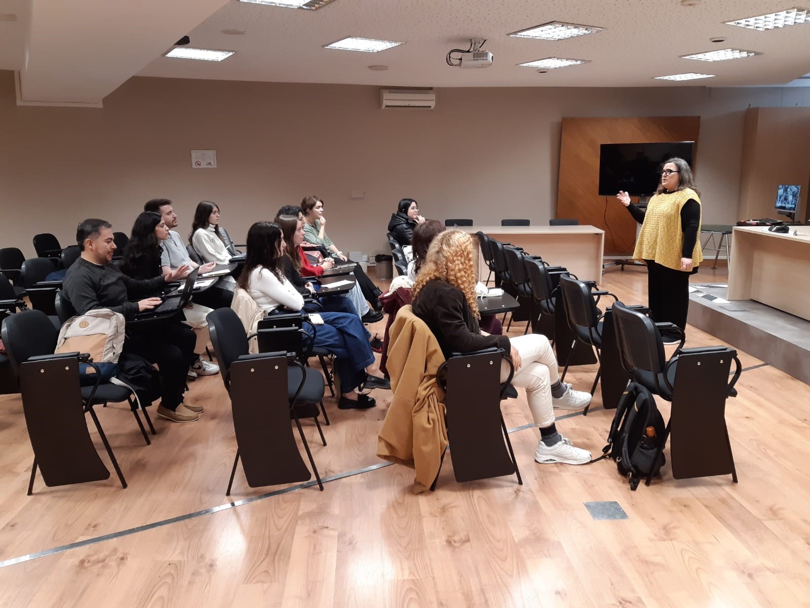 Finalistes del concurs Tesi en 4 Minuts preparant la presentació oral