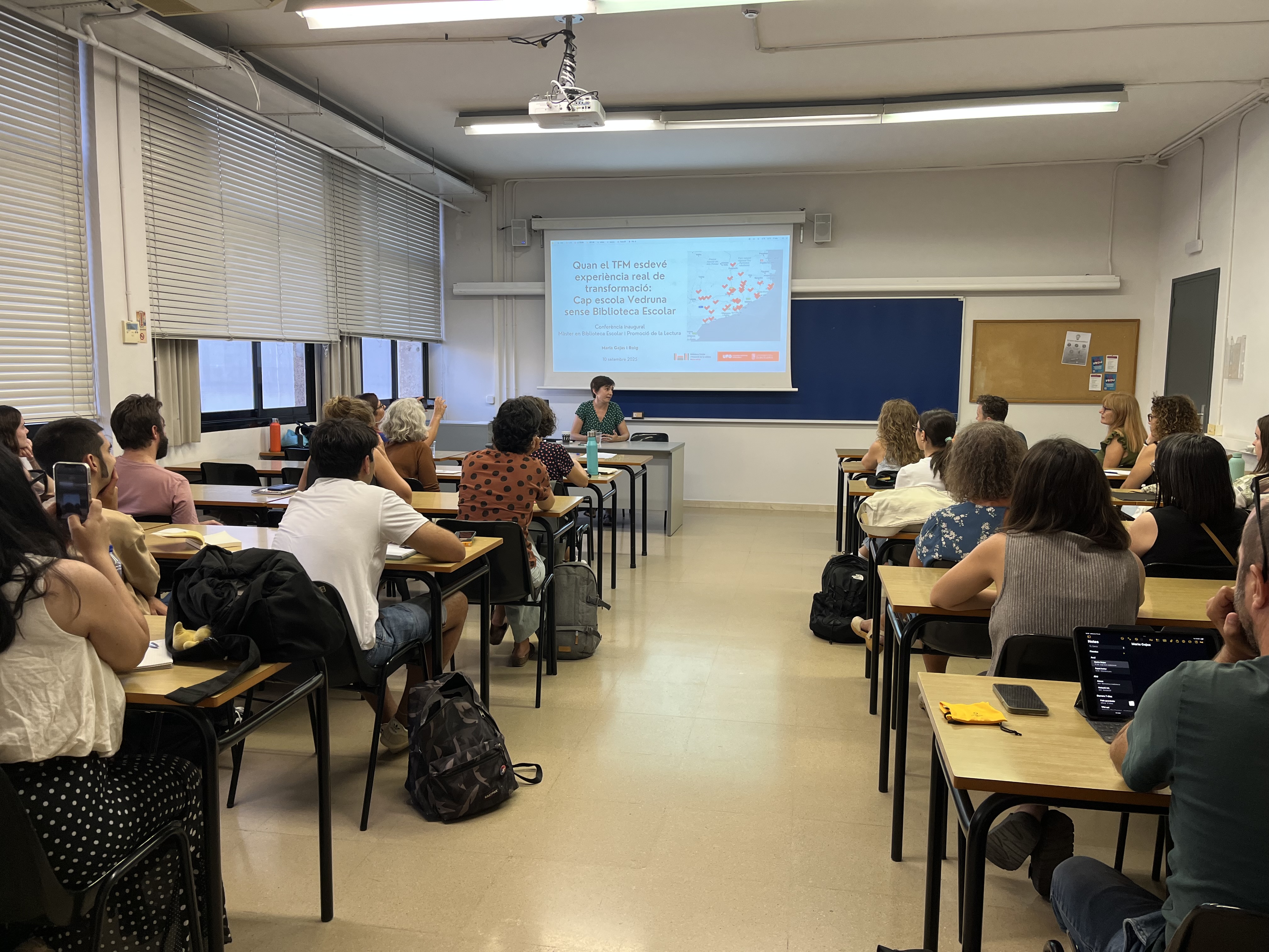 Persones mirant una pantalla 