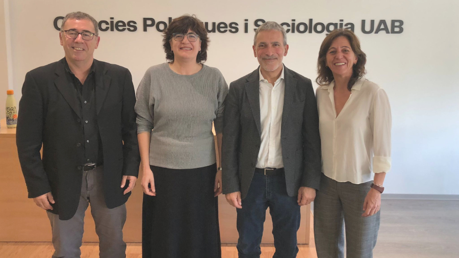 El catedratico amb els discussants de la seva conferència