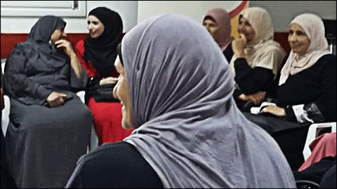 Dues guies de l'Escola de Cultura de Pau tracten sobre la situació de les dones palestines