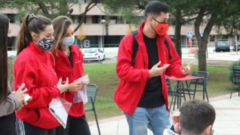 Voluntaris del Xiringu sensibilitzant a altres estudiants del campus