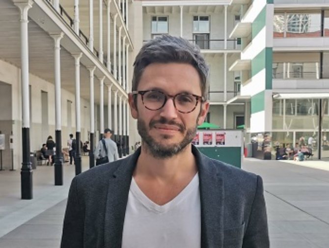 Un retrat de Jason Hickel