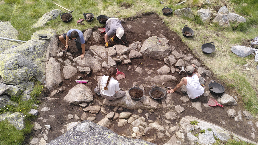 Excavació de les restes de la casa documentada pels membres del GAAM a l'Abric Portarró.