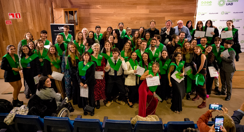 Els graduats de Comunicació Audiovisual en una fotografia de grup