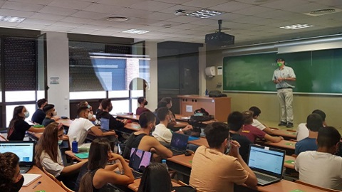 Aula de l'Escola d'Enginyeria plena d'alumnes mantenint la distància social.