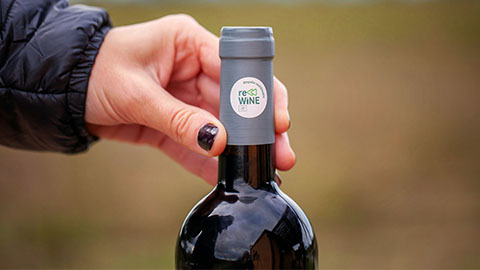 Imatge d'una ampolla de vi amb etiqueta reWINE