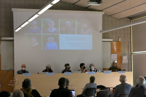 Els sis professors jubilats de la Facultat a la taula de ponents durant l'acte