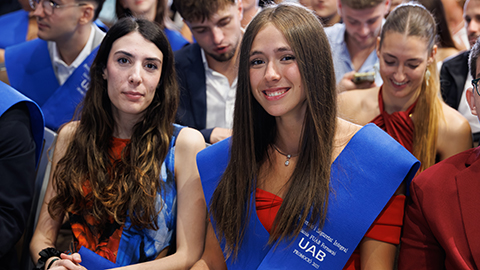 Graduades EPSI sonrient a l'acte de lliurament de diplomes