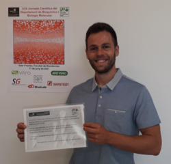 Joan Bertolín amb el certificat de guanyador i cartell jornada de fons