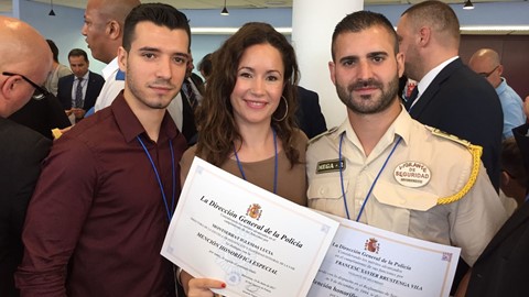 La Dra. Montserrat Iglesias-Lucía rep una menció honorífica especial de la Policia Nacional