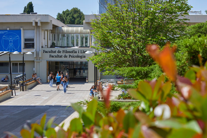 Exterior de la Facultat de Filosofia i Lletres