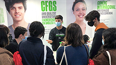 Estudiant de CFGS atenent a futurs alumnes en el Saló de l'Ensenyament 2022