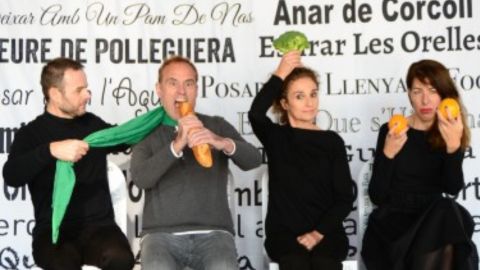 quatre persones assegudes amb un broquil