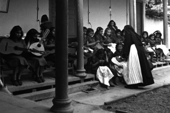 Classe de música i brodat en una escola de Medellín a la dècada dels anys 1940