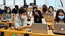 Estudiants de l'Escola preparant la jornada de debat