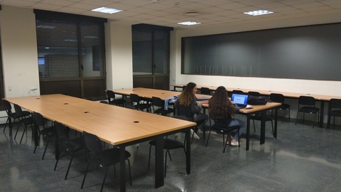 Dues estudiants assegudes a la sala d'estudi del silenci