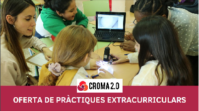 nens i nenes al voltant d'una monitora