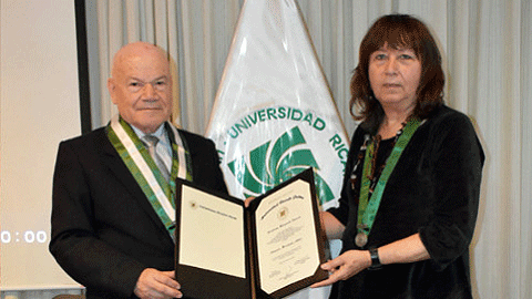 Amparo Hurtado, doctora 'honoris causa' per la universitat Ricardo Palma de Lima