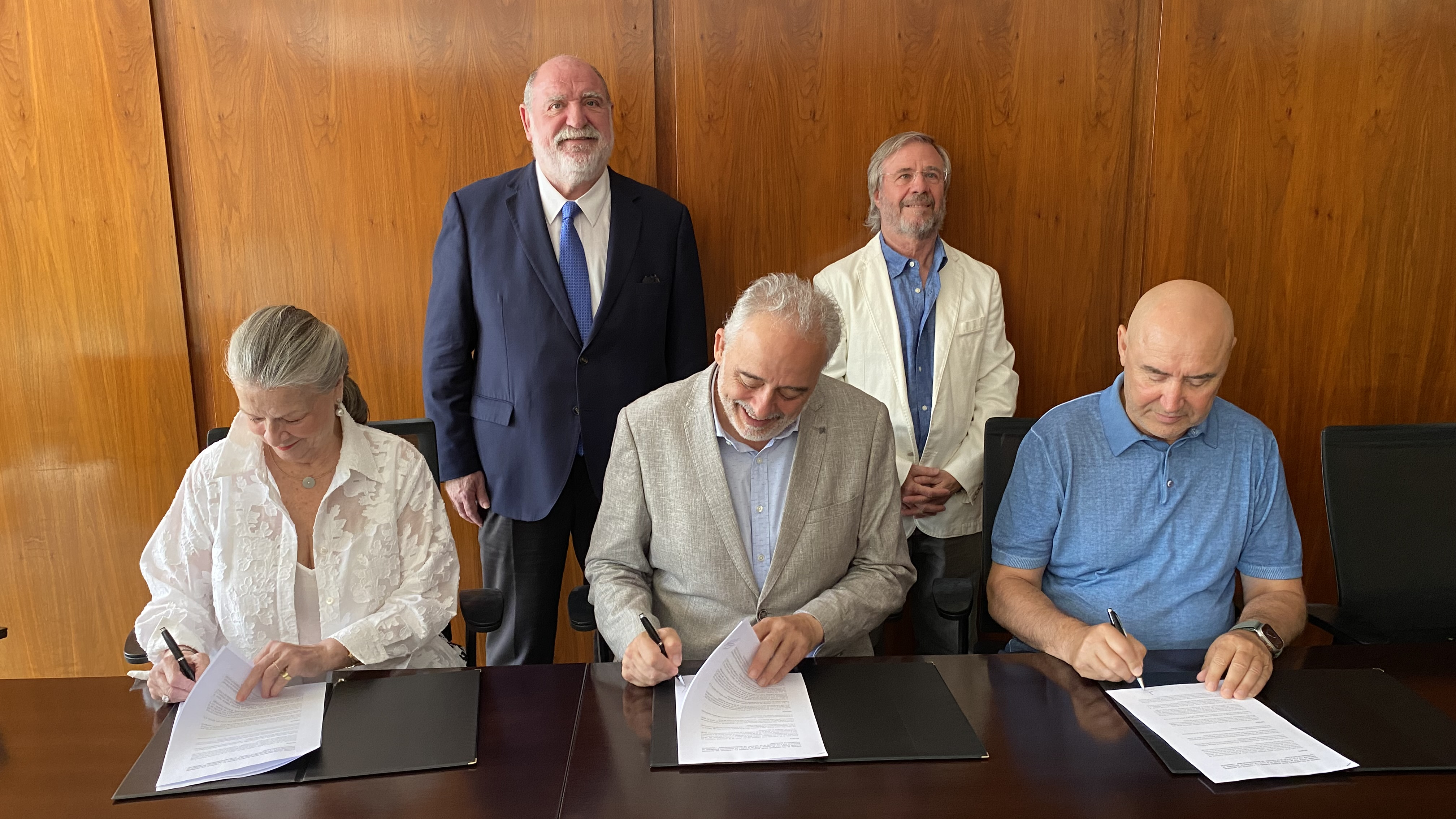 Signatura del conveni de creació de la càtedra