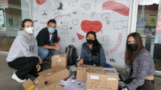 Els membres del Grup d'Acció preparant l'exposició temporal 