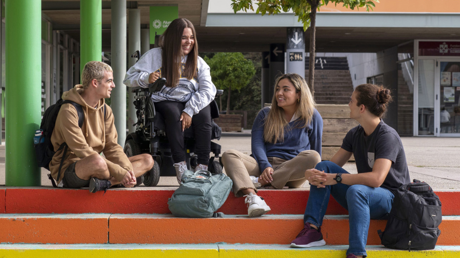 Imatge d'estudiants a la plaça Cívica de la universitat