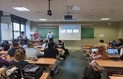 Alumnes escoltant la presentació