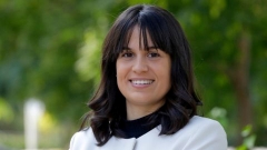 Ariadna Morente, dona jove amb cabell fosc i jaqueta blanca amb coll negre