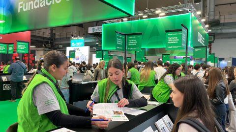 Estudiants interessats en graus en Turisme al Saló de l'Ensenyament