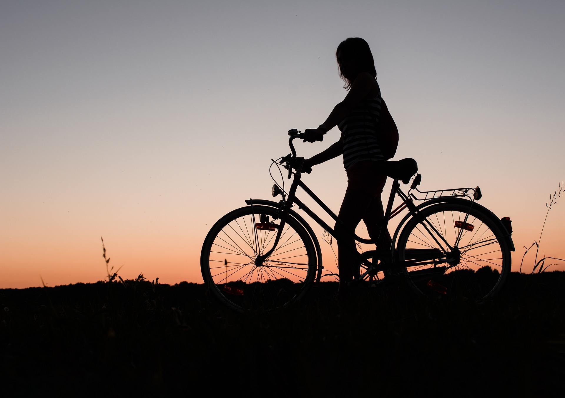 Imatge d'una noia amb una bicicleta 