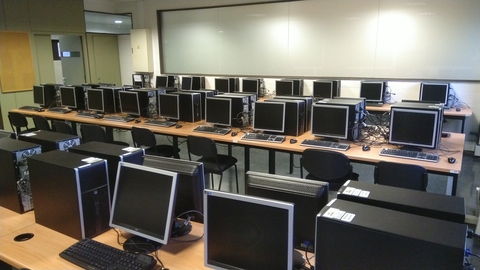 Aula Q6/1012 amb els 38 ordinadors