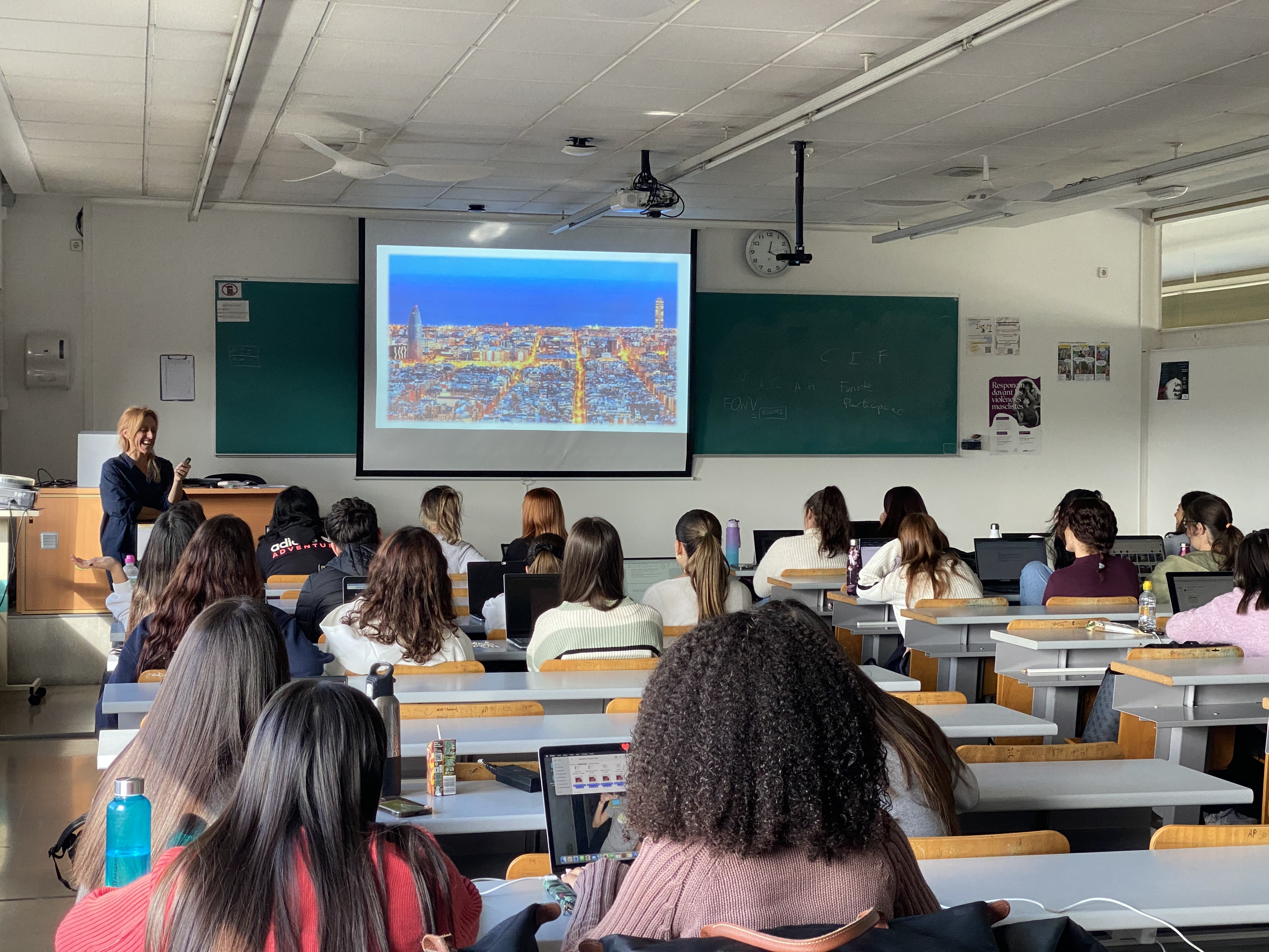 Una conferencia con la clase llena y Lidia Rodríguez García explicando