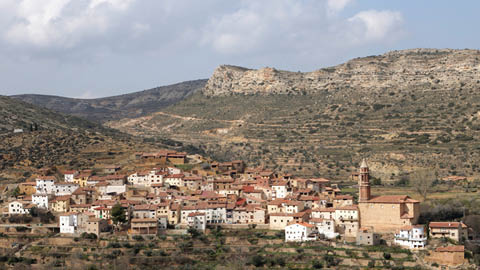Panoràmica d'un petit poble pintoresc de la província de Terol