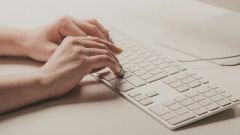 Mano escribiendo en un teclado